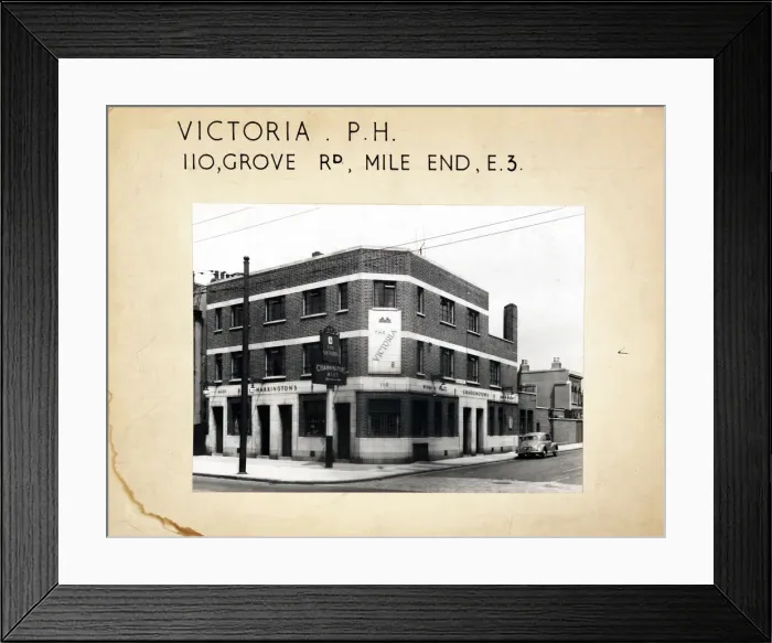 Framed Print : Photograph of Victoria PH, Mile End, London Framed Print : Photograph of Victoria PH, Mile End, London