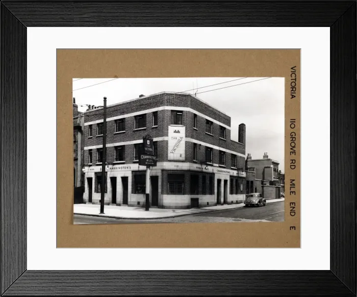 Framed Print : Photograph of Victoria PH, Mile End, London Framed Print : Photograph of Victoria PH, Mile End, London