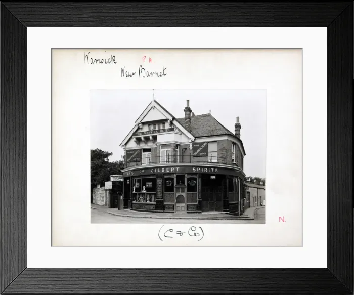 Framed Print : Photograph of Warwick PH, New Barnet, Greater London Framed Print : Photograph of Warwick PH, New Barnet, Greater London