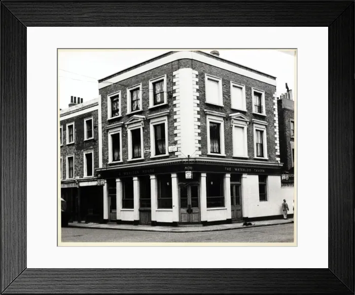 Framed Print : Photograph of Waterloo Tavern, Barnsbury, London Framed Print : Photograph of Waterloo Tavern, Barnsbury, London