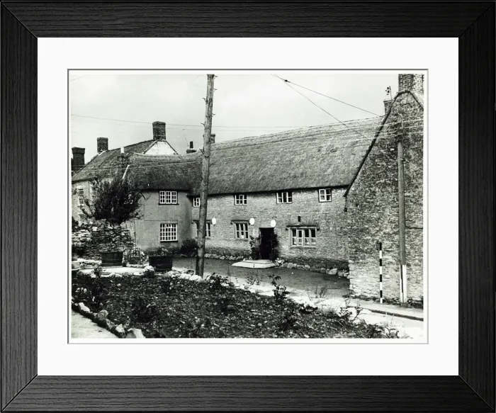 Framed Print : The White Hart pub, Yetminster, Dorset Framed Print : The White Hart pub, Yetminster, Dorset
