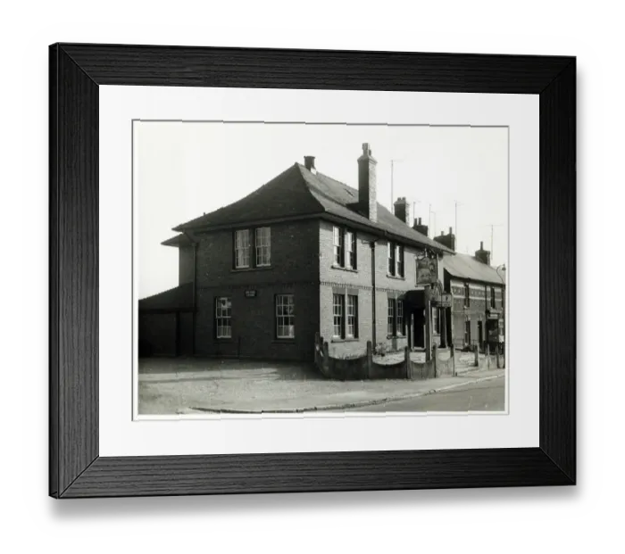 Framed Print : Photograph of White Horse Inn, Yeovil, Somerset Framed Print : Photograph of White Horse Inn, Yeovil, Somerset