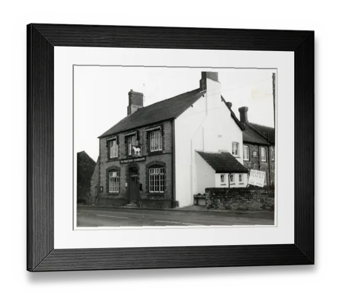 Framed Print : Photograph of White Horse Inn, Crewkerne, Somerset Framed Print : Photograph of White Horse Inn, Crewkerne, Somerset