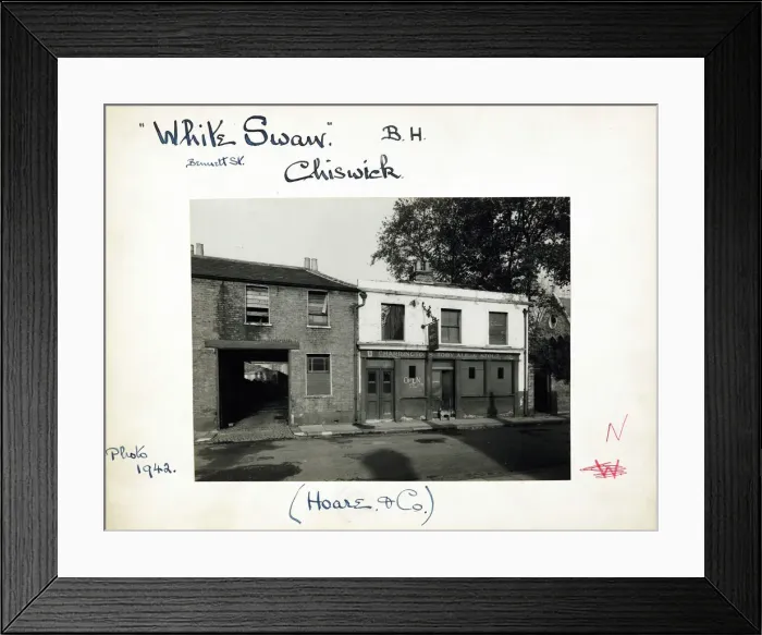 Framed Print : Photograph of White Swan PH, Chiswick, London Framed Print : Photograph of White Swan PH, Chiswick, London