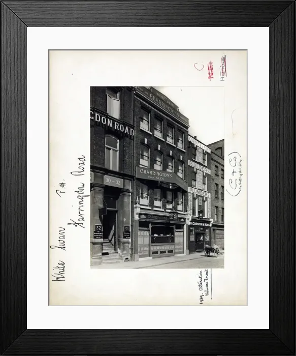Framed Print : Photograph of White Swan PH, Clerkenwell, London Framed Print : Photograph of White Swan PH, Clerkenwell, London