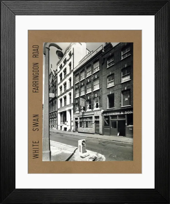 Framed Print : Photograph of White Swan PH, Clerkenwell, London Framed Print : Photograph of White Swan PH, Clerkenwell, London