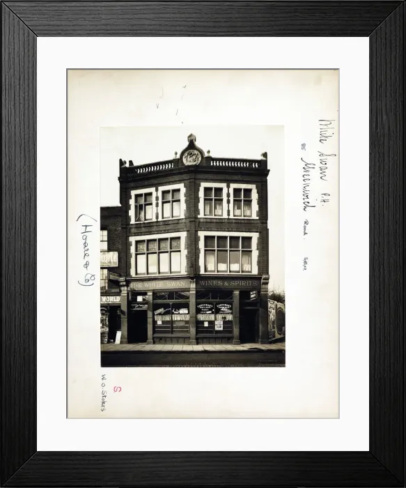 Framed Print : Photograph of White Swan PH, Greenwich, London Framed Print : Photograph of White Swan PH, Greenwich, London
