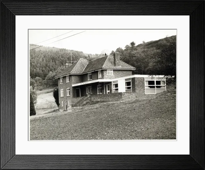 Framed Print : Photograph of Windmill Inn, West Quantoxhead, Somerset Framed Print : Photograph of Windmill Inn, West Quantoxhead, Somerset