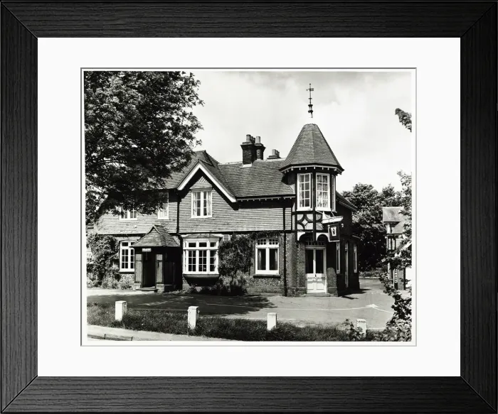 Framed Print : Photograph of Woodman PH, Woodmansterne, Surrey Framed Print : Photograph of Woodman PH, Woodmansterne, Surrey
