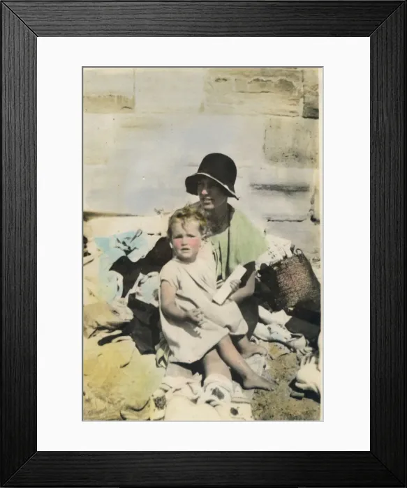 Framed Print : A mother and child on the beach at Bognor Regis. Date: 1920s Framed Print : A mother and child on the beach at Bognor Regis. Date: 1920s