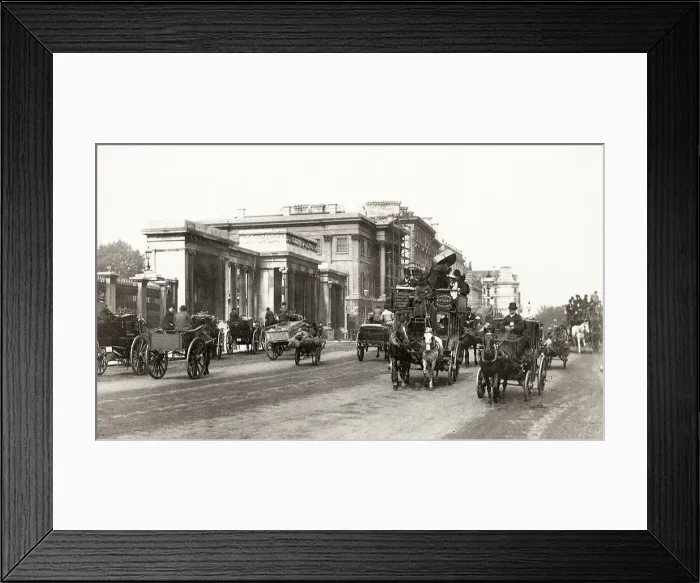 Framed Print : Hyde Park Corner, London, horses and carriages Framed Print : Hyde Park Corner, London, horses and carriages