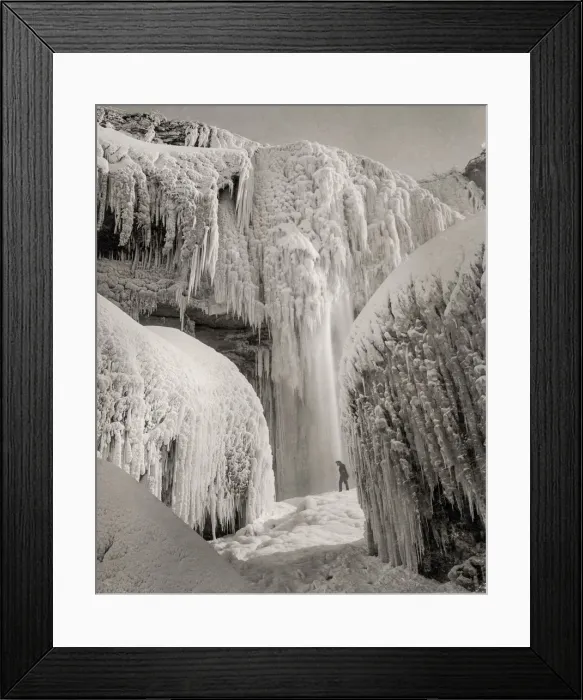 Framed Print : Niagara Falls waterfall frozen in winter, Canada Framed Print : Niagara Falls waterfall frozen in winter, Canada