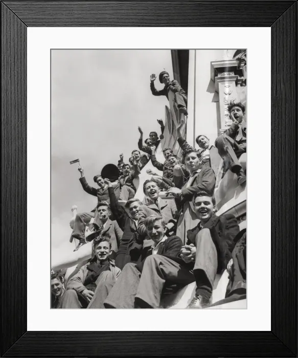 Framed Print : WW II crowds in London on VE day, end of war in Europe Framed Print : WW II crowds in London on VE day, end of war in Europe