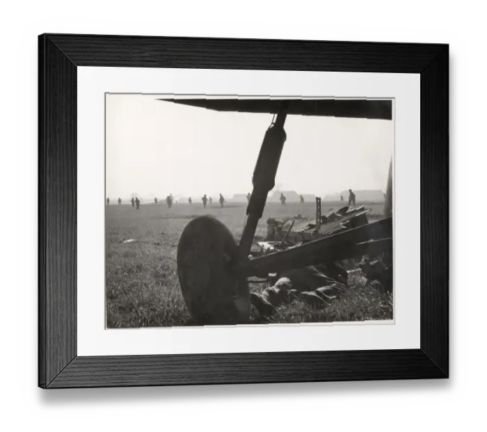 Framed Print : WW II - Britiash airborne troops east of River Rhine, Germa Framed Print : WW II - Britiash airborne troops east of River Rhine, Germa