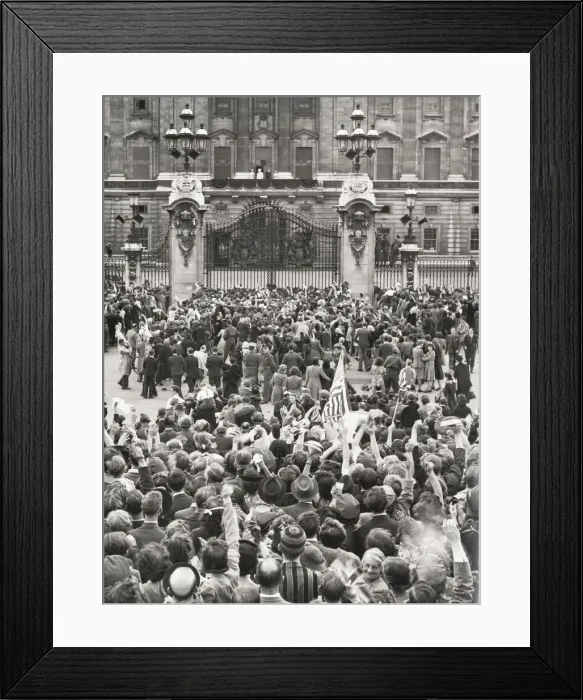 Framed Print : WW II - VJ Day - victory over Japan. Crowd Buckingham Palac Framed Print : WW II - VJ Day - victory over Japan. Crowd Buckingham Palac