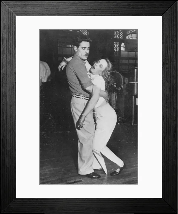 Framed Print : Photograph of a couple entering the 1343rd hour Framed Print : Photograph of a couple entering the 1343rd hour