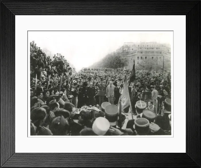 Framed Print : WW2 - After announcing the Victory, General de Gaulle is acclaimed by the crowd Framed Print : WW2 - After announcing the Victory, General de Gaulle is acclaimed by the crowd