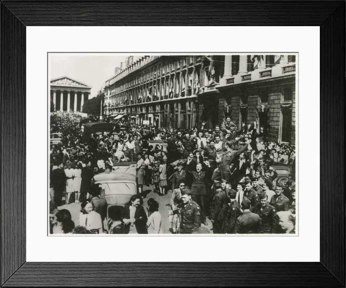 Framed Print : WW2 - From the Madeleine to Place de la Concorde, Parisians cheer the French Framed Print : WW2 - From the Madeleine to Place de la Concorde, Parisians cheer the French