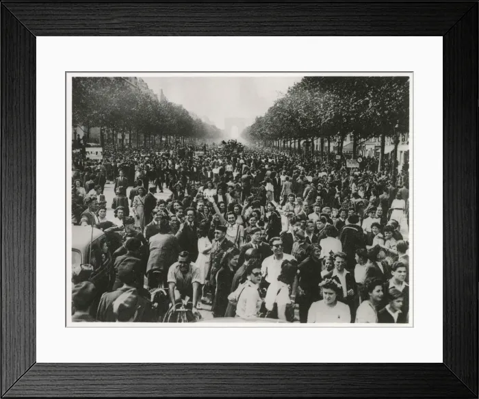 Framed Print : WW2 - An enthusiastic crowd of celebrating Parisians fill the Champs Elysees until dawn Framed Print : WW2 - An enthusiastic crowd of celebrating Parisians fill the Champs Elysees until dawn