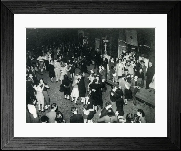 Framed Print : WW2 - Victory Celebrations in Paris, France - Parisians dancing in the street Framed Print : WW2 - Victory Celebrations in Paris, France - Parisians dancing in the street
