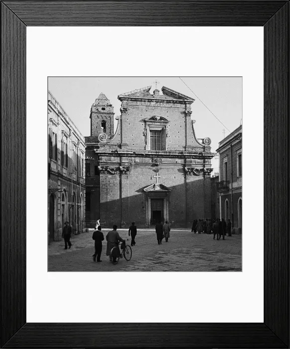 Framed Print : Arriving for church service in Brindisi, Italy Framed Print : Arriving for church service in Brindisi, Italy