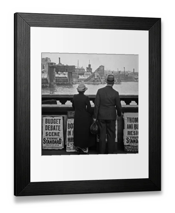 Framed Print : Couple on Waterloo Bridge, London Framed Print : Couple on Waterloo Bridge, London