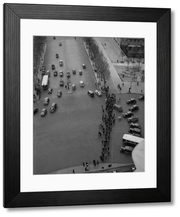 Framed Print : Early morning on a Paris boulevard Framed Print : Early morning on a Paris boulevard