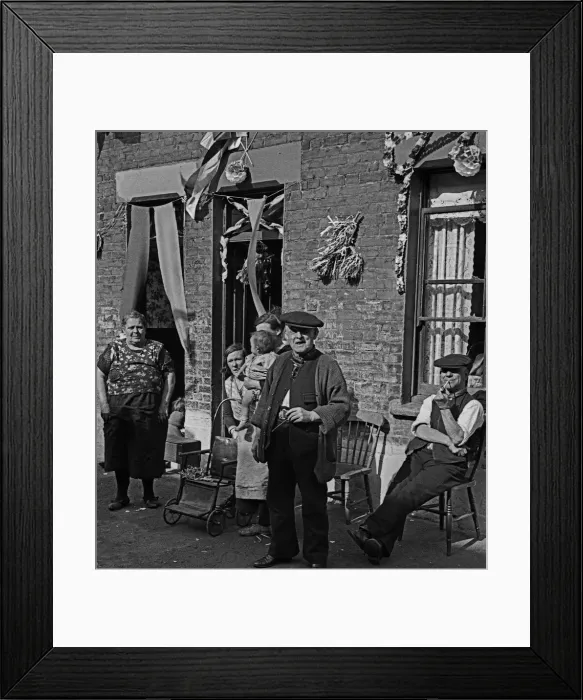 Framed Print : East Enders celebrate Silver Jubilee, London Framed Print : East Enders celebrate Silver Jubilee, London