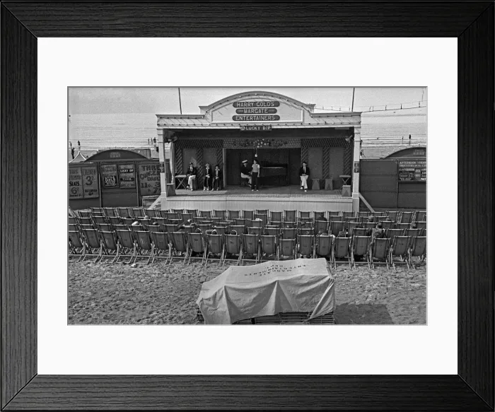 Framed Print : Entertainers perform for Margate holidaymakers, Kent Framed Print : Entertainers perform for Margate holidaymakers, Kent