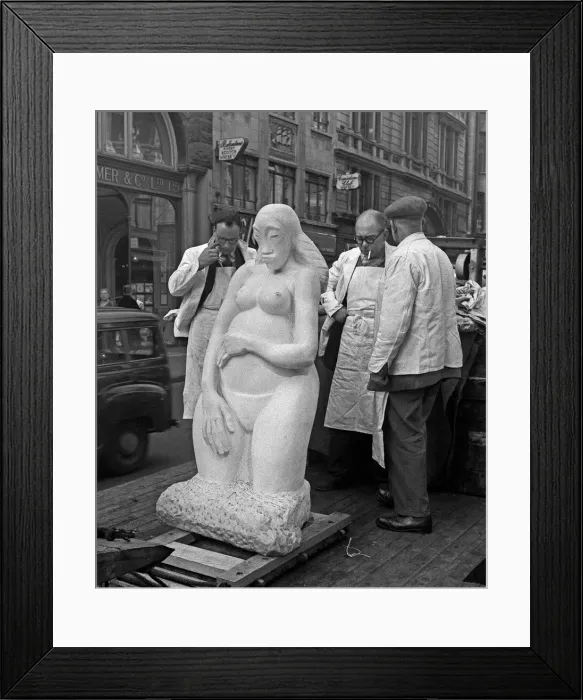 Framed Print : Epstein sculpture arriving at London gallery Framed Print : Epstein sculpture arriving at London gallery