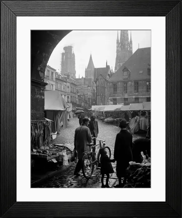 Framed Print : Family shopping in Paris Framed Print : Family shopping in Paris
