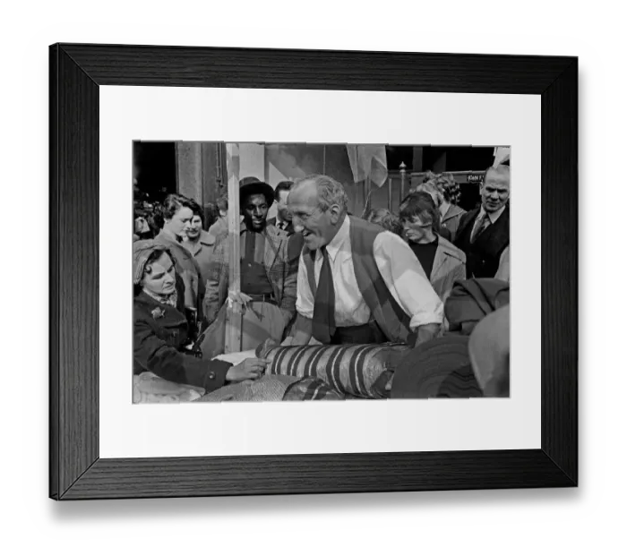 Framed Print : Fred Hoddinot, Berwick Street Market, London Framed Print : Fred Hoddinot, Berwick Street Market, London
