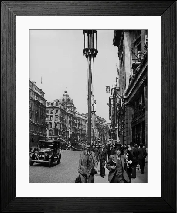 Framed Print : Hurrying to the office, Knightsbridge, London Framed Print : Hurrying to the office, Knightsbridge, London