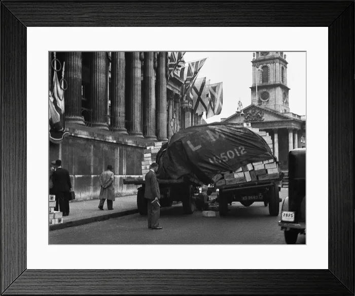 Framed Print : Lorry sheds its load, Trafalgar Square, London Framed Print : Lorry sheds its load, Trafalgar Square, London