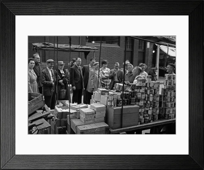 Framed Print : Market trader in Londons East End Framed Print : Market trader in Londons East End