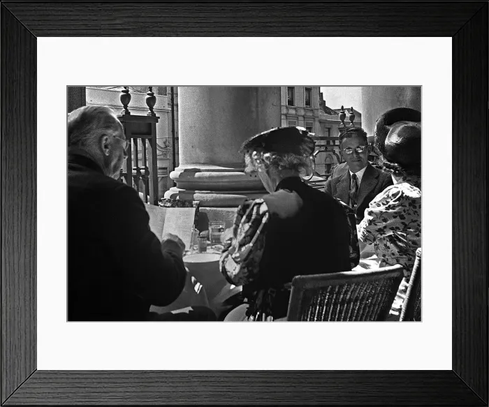 Framed Print : Outdoor dining in Brighton, Sussex Framed Print : Outdoor dining in Brighton, Sussex