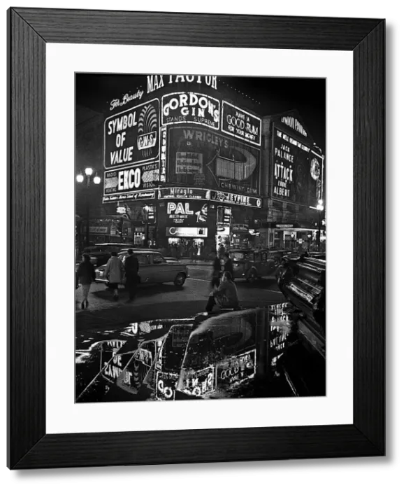 Framed Print : Piccadilly Circus at night Framed Print : Piccadilly Circus at night