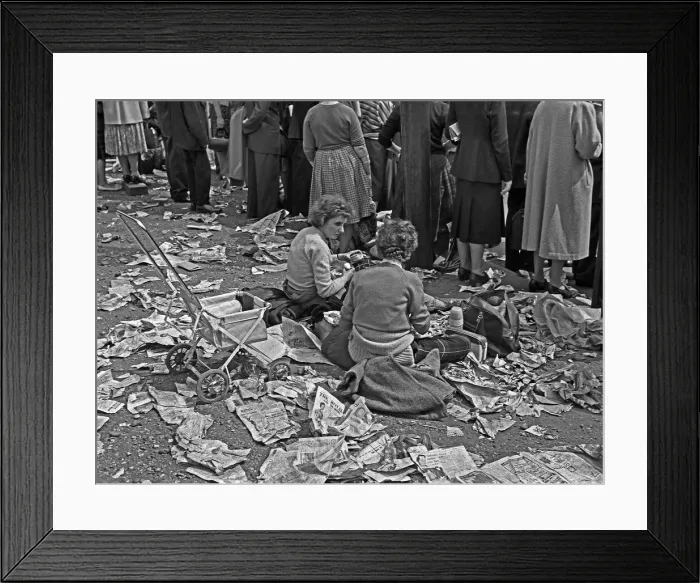 Framed Print : Women picnic on route of royal wedding Framed Print : Women picnic on route of royal wedding