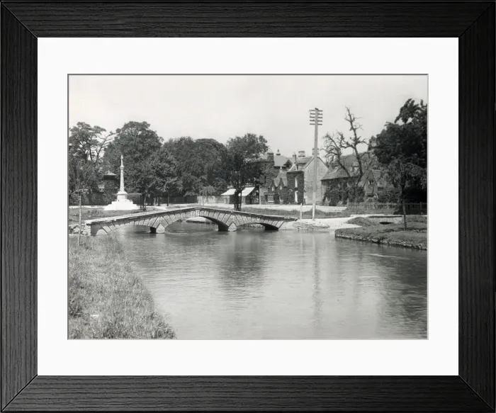 Framed Print : Bourton-on-the-Water, Gloucestershire, England Framed Print : Bourton-on-the-Water, Gloucestershire, England