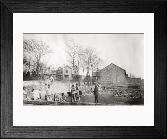 Framed Print : Group of prisoners at work, Weihaiwei, Weihai, Chin Framed Print : Group of prisoners at work, Weihaiwei, Weihai, Chin