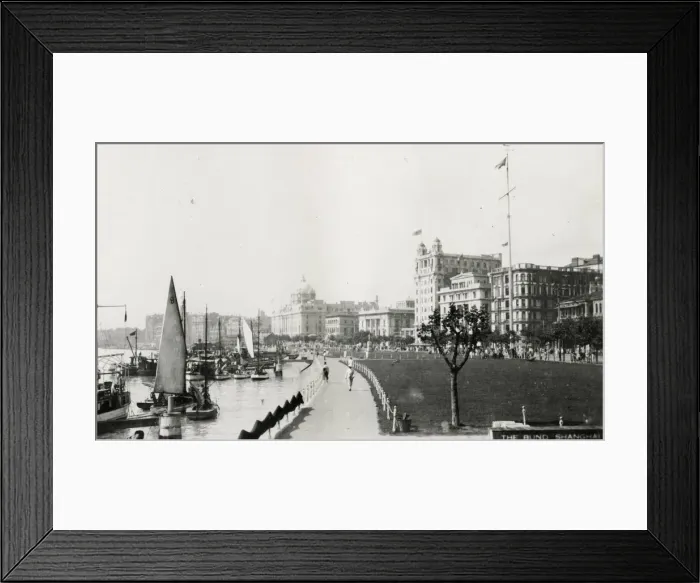 Framed Print : Along the Bund with the Whangpu River, Shanghai, China Framed Print : Along the Bund with the Whangpu River, Shanghai, China