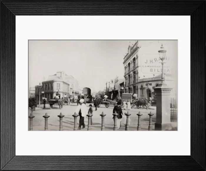 Framed Print : Australia - Sydney, Oxford Street, busy with pedestrians Framed Print : Australia - Sydney, Oxford Street, busy with pedestrians
