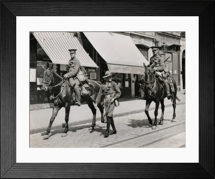 Framed Print : WWI: British soldiers in Paris, guided by boy scout Framed Print : WWI: British soldiers in Paris, guided by boy scout