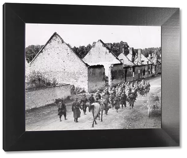 WWI: French soliders in Soizy-aux-Bois, on way to front