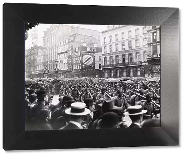 WWI: German soldiers in Brussels, large crowd