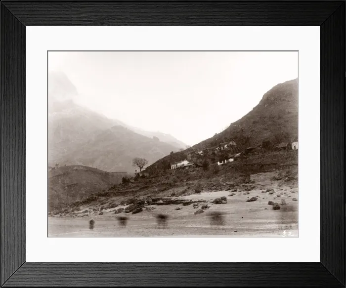Framed Print : China c. 1880s - scene on the banks of the Yangtze river Framed Print : China c. 1880s - scene on the banks of the Yangtze river