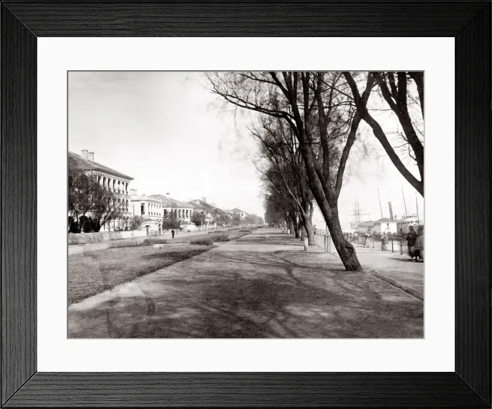 Framed Print : c. 1880s China - view of Hankow bund with boats Framed Print : c. 1880s China - view of Hankow bund with boats