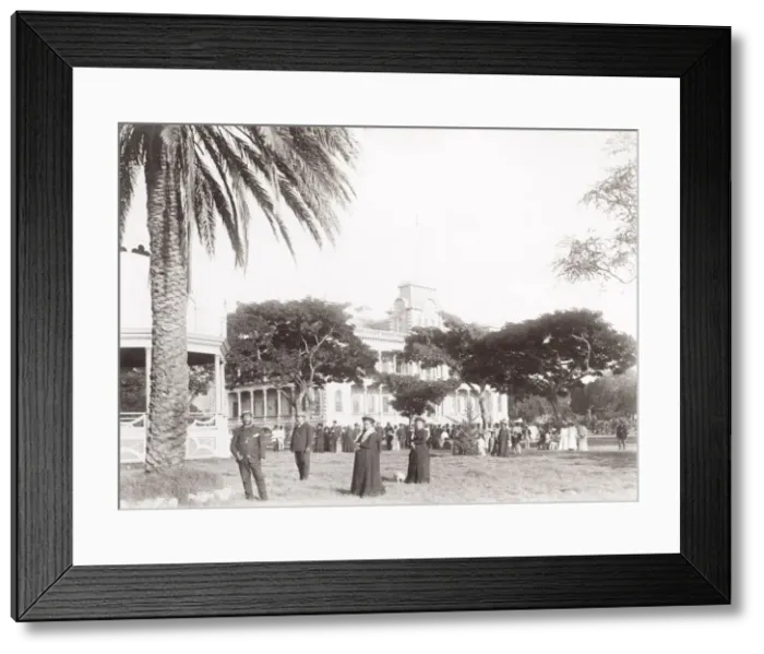 Framed Print : King and Queen of Hawaii outside the Royal Palace Framed Print : King and Queen of Hawaii outside the Royal Palace