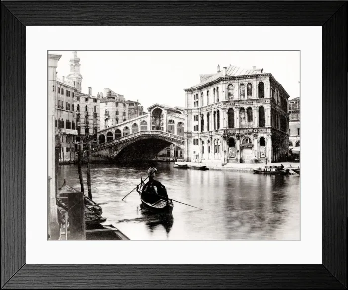 Framed Print : Gondola in the canal in front of the Rialto Bridge, Venice