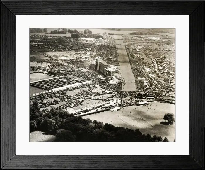 Framed Print : Early 20th century vintage press photograph Framed Print : Early 20th century vintage press photograph
